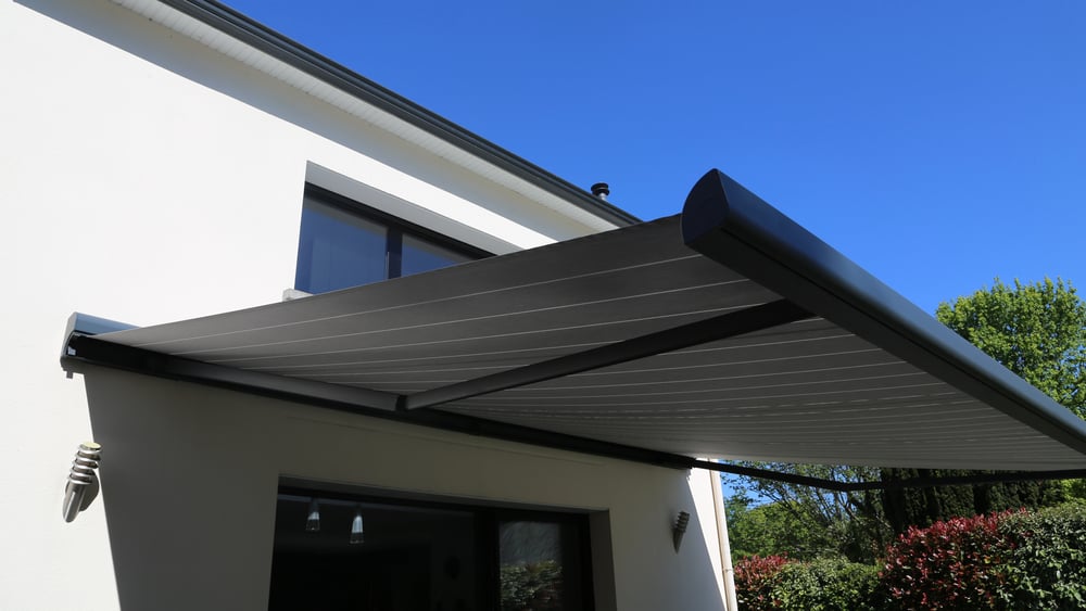 retractable awning on a cook county home in IL rijon manufactoring company